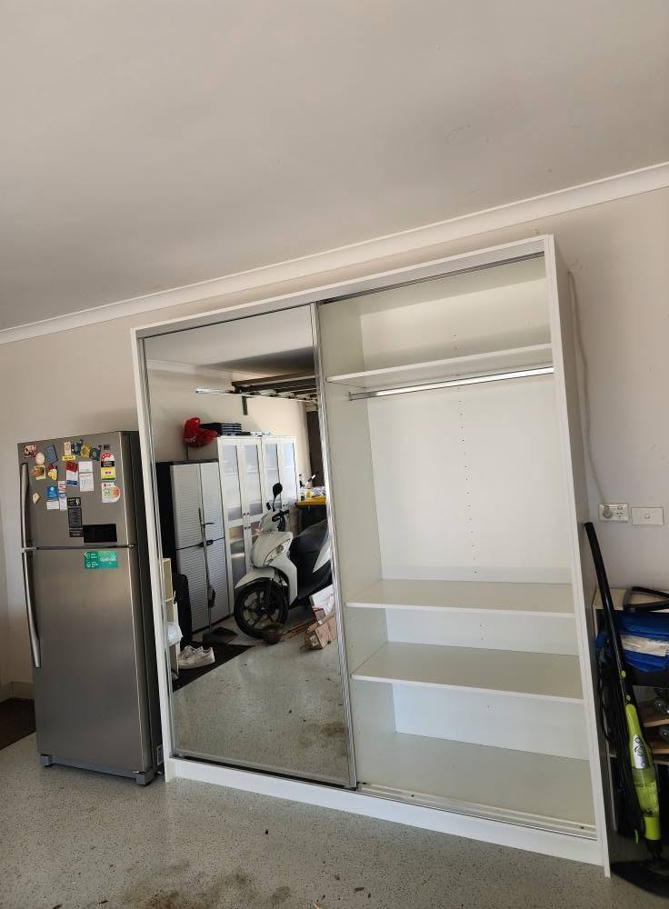 Mirror sliding wardrobe